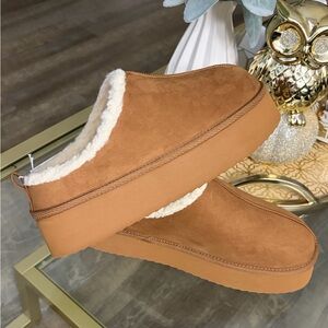 Old Navy Cozy Camel Platform Sherpa Slippers